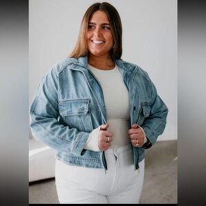 Risen Curvy Denim Jacket Size 2XL Medium Wash Cargo Pockets Zipper Button Front